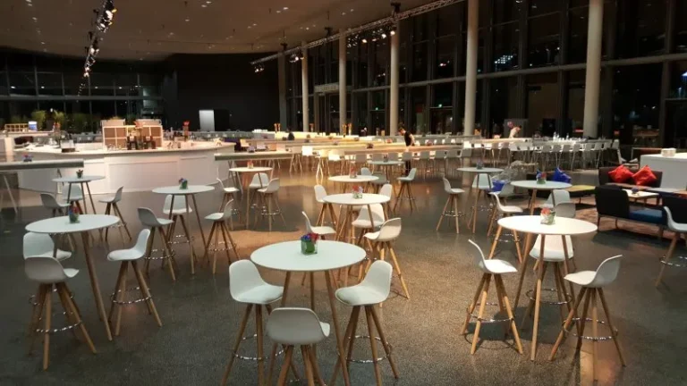 elegante Stühle und Hochtische