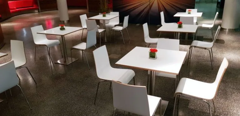 Eine Großveranstaltung mit mehreren Messeständen