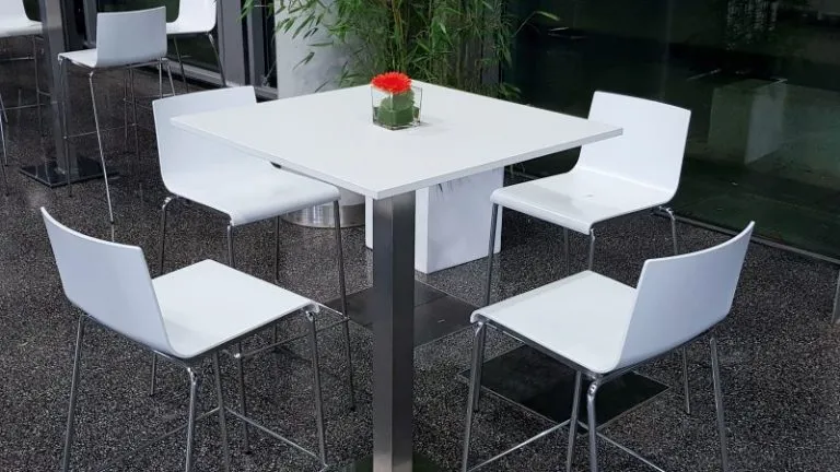 Eine Großveranstaltung mit mehreren Messeständen