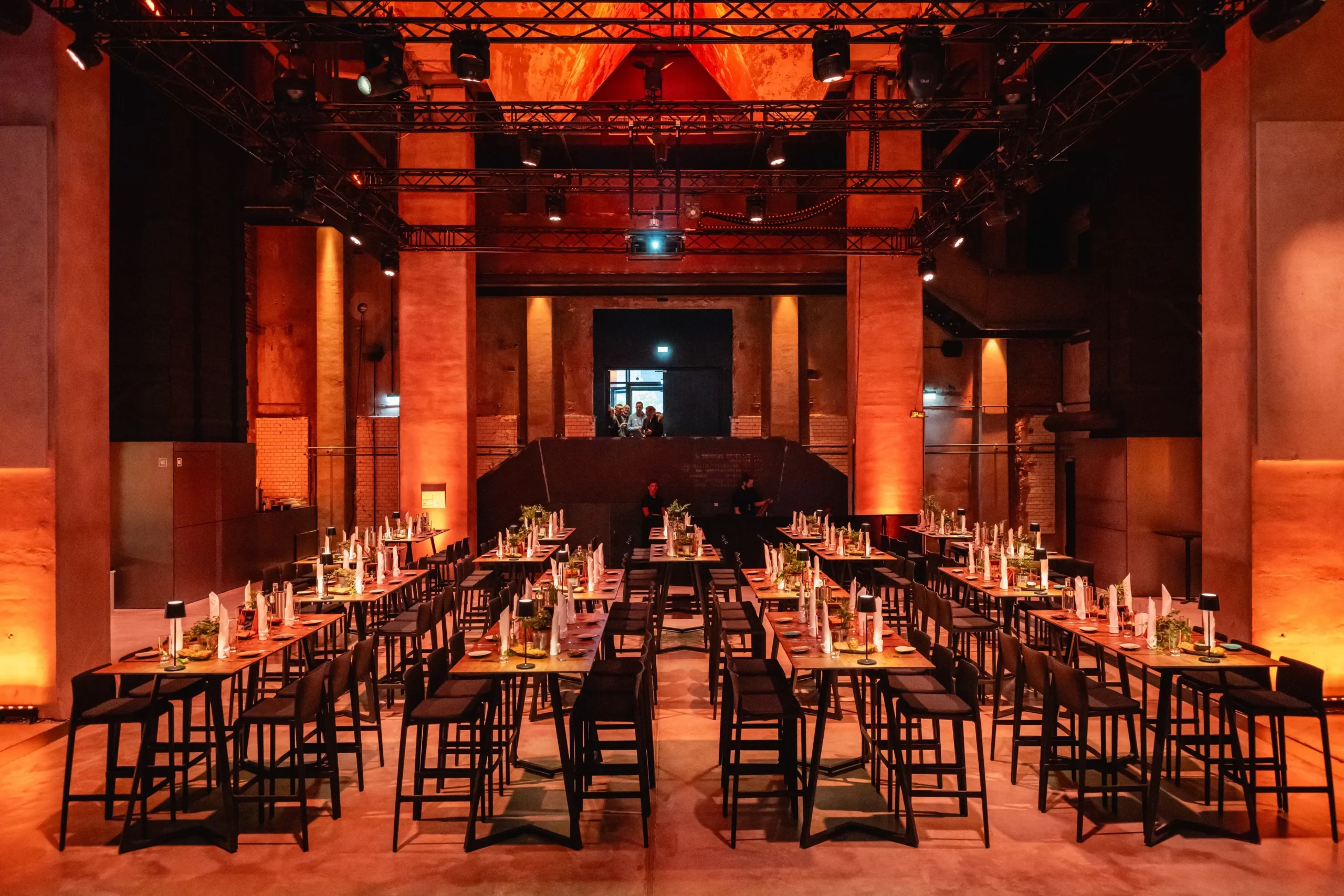 Eventdesign in der Zentralheize Erfurt Industrielle Architektur und modernes Mobiliar im Wechselspiel von Licht und Raum