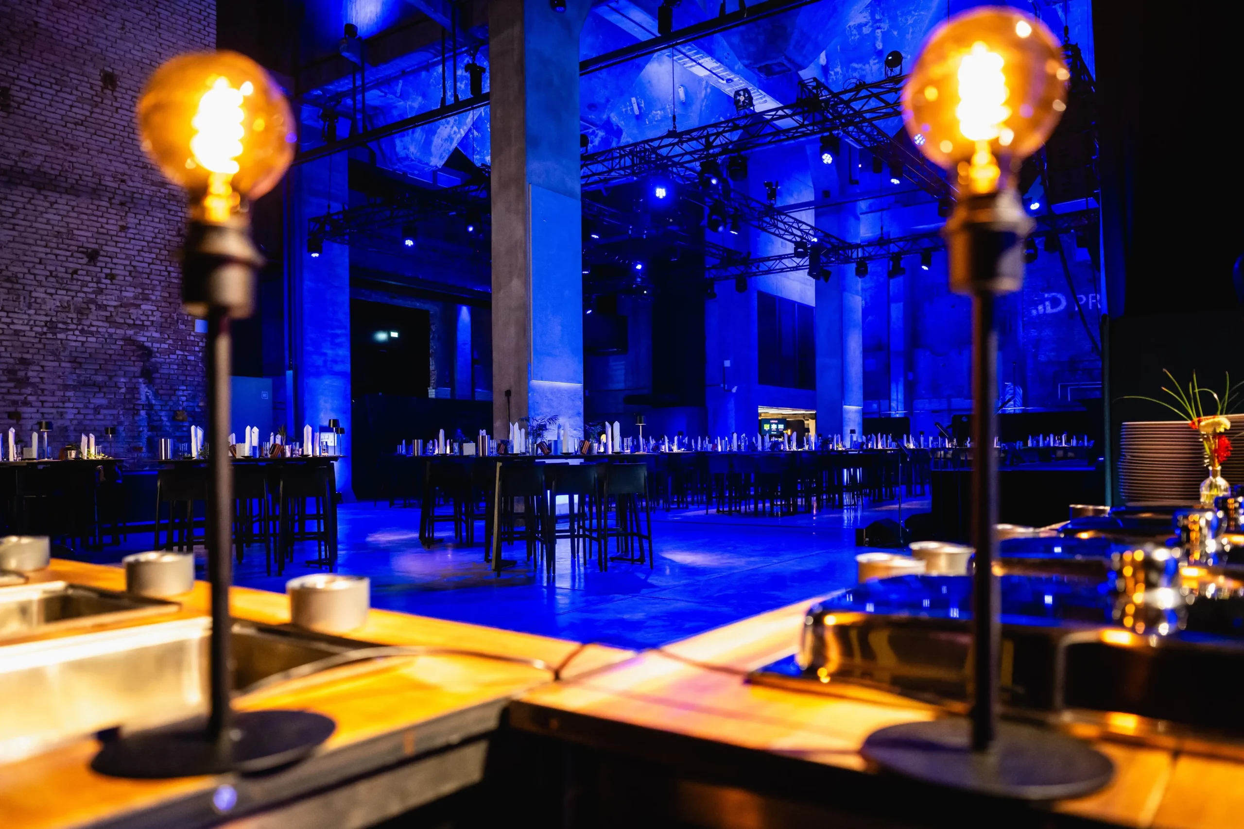 Eventdesign in der Zentralheize Erfurt Industrielle Architektur und modernes Mobiliar im Wechselspiel von Licht und Raum