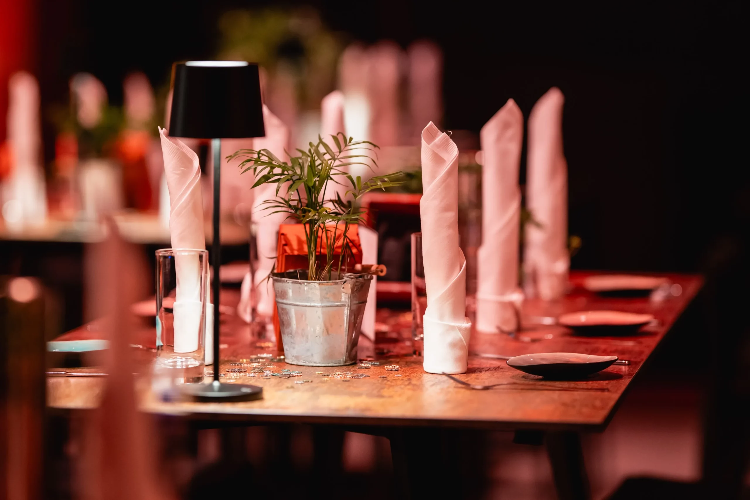 Eventdesign in der Zentralheize Erfurt Industrielle Architektur und modernes Mobiliar im Wechselspiel von Licht und Raum