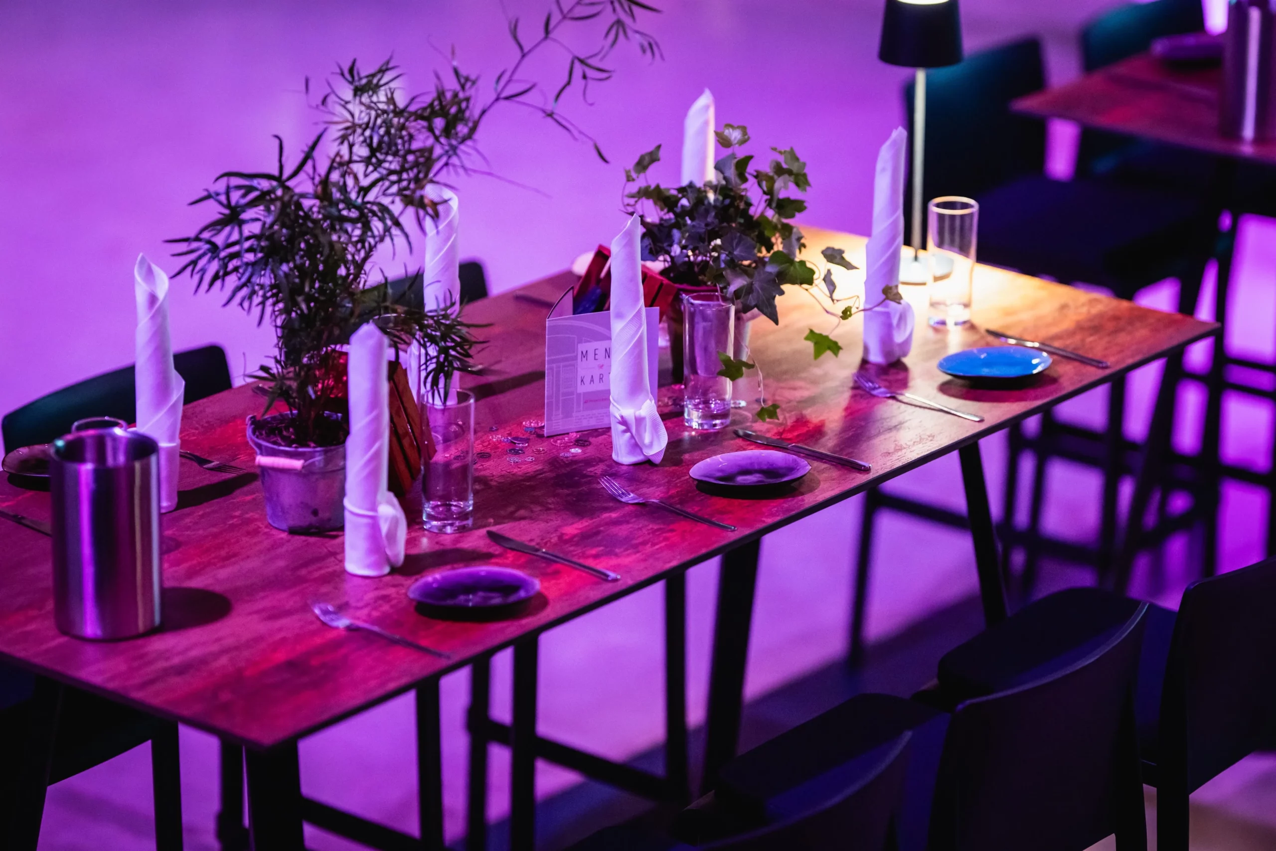 Eventdesign in der Zentralheize Erfurt Industrielle Architektur und modernes Mobiliar im Wechselspiel von Licht und Raum