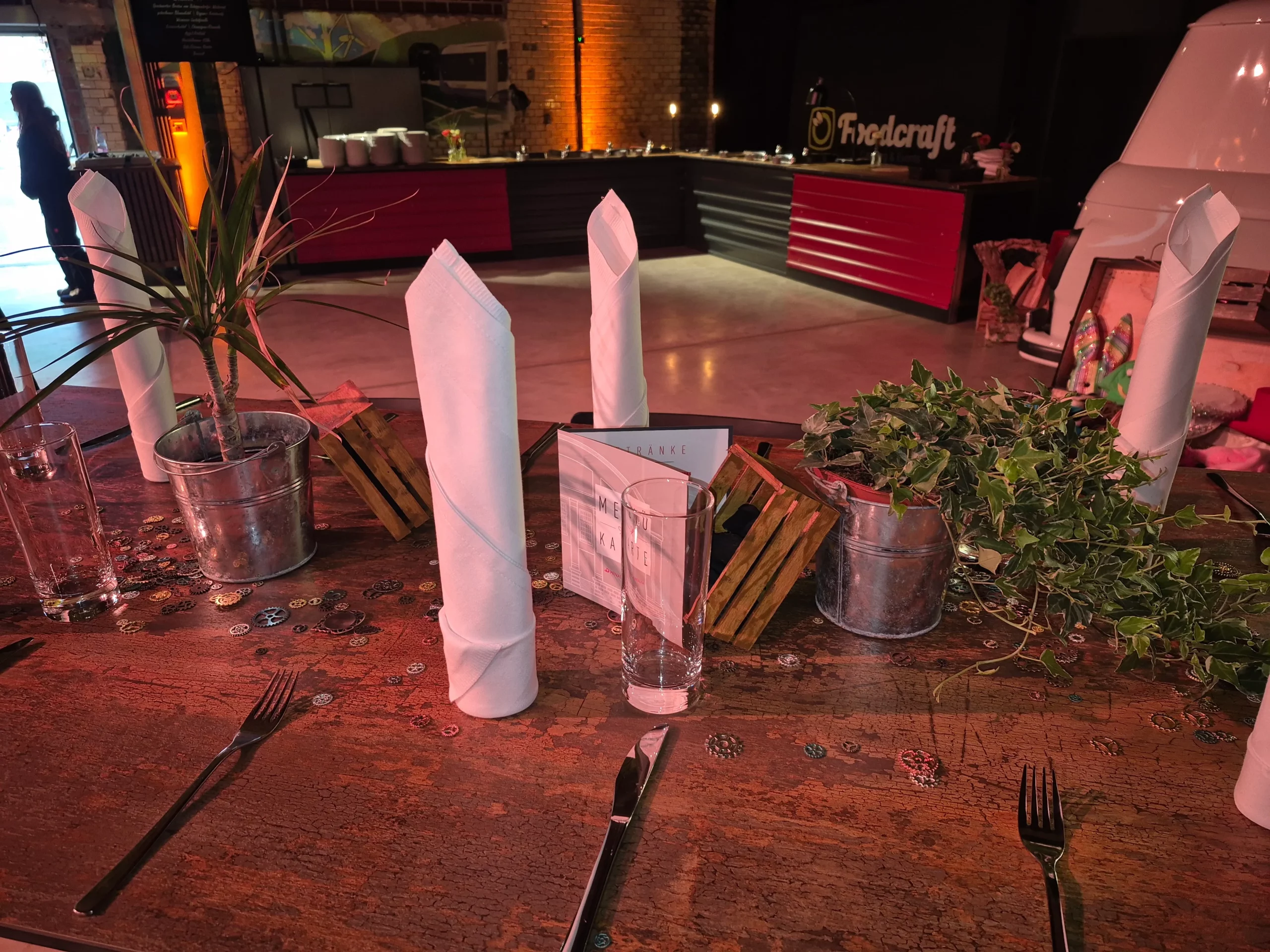 Eventdesign in der Zentralheize Erfurt Industrielle Architektur und modernes Mobiliar im Wechselspiel von Licht und Raum