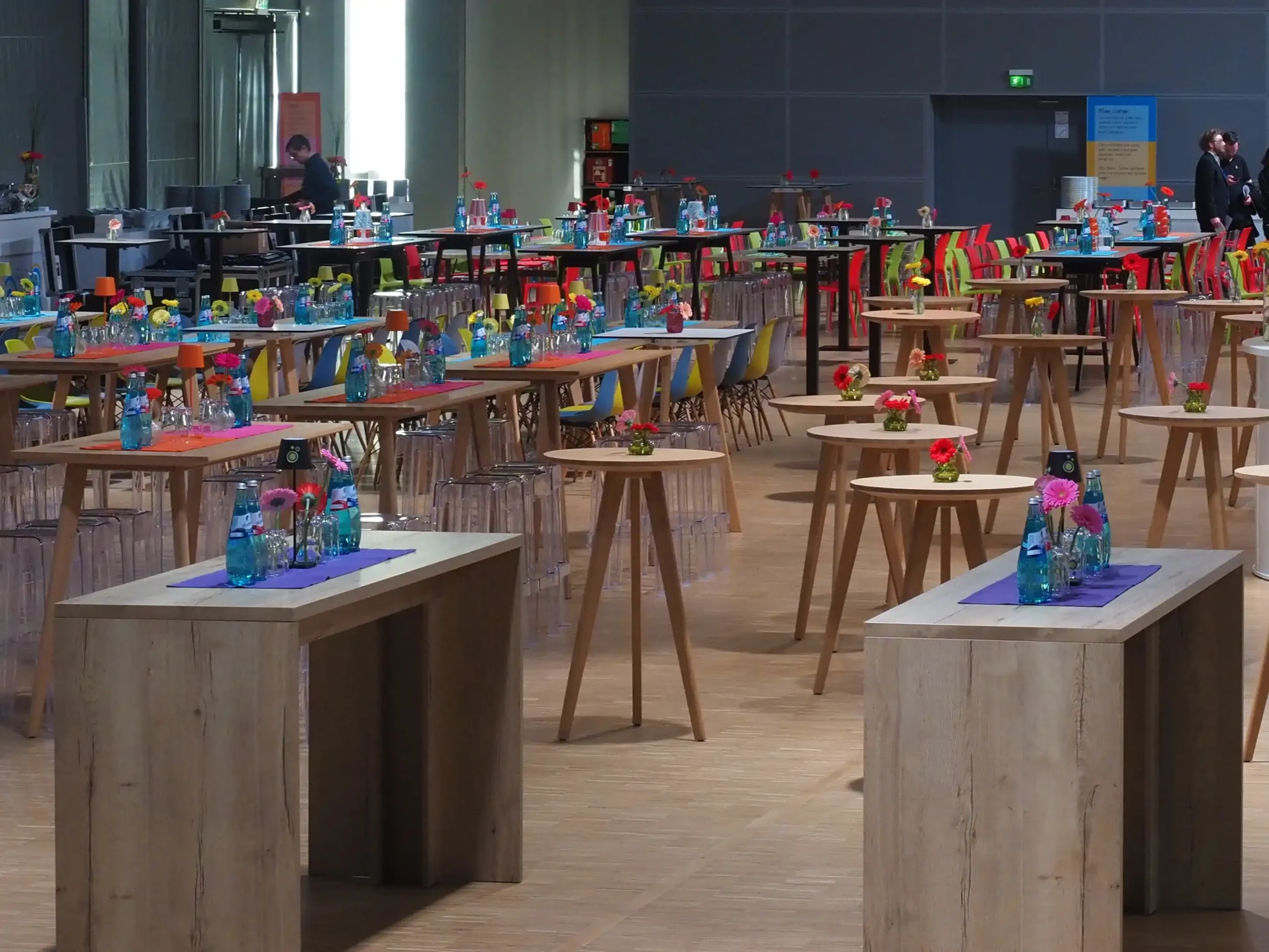 Farbintensiver Ausstellerabend im Saal Panorama der Messe Frankfurt