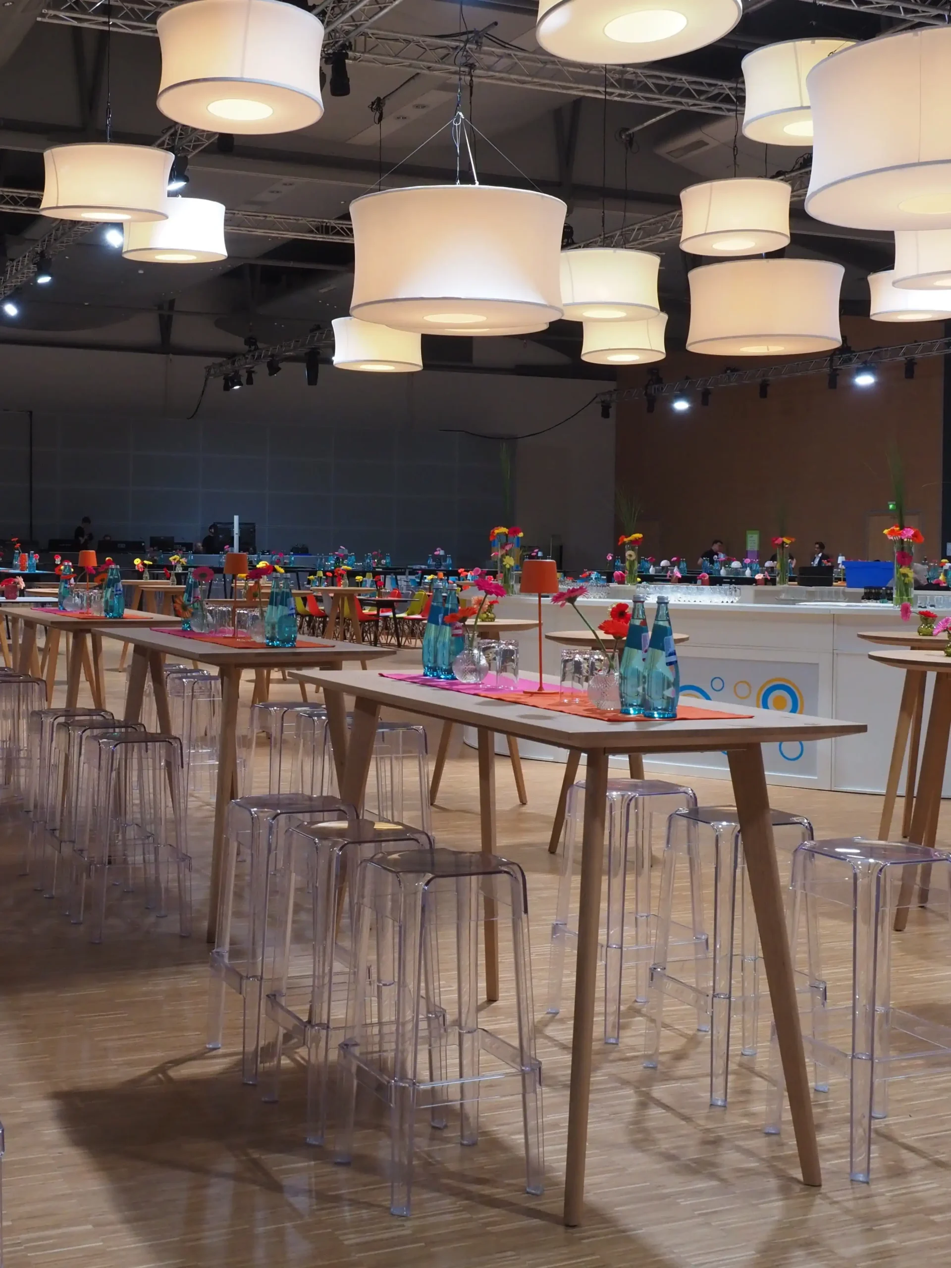 Farbintensiver Ausstellerabend im Saal Panorama der Messe Frankfurt