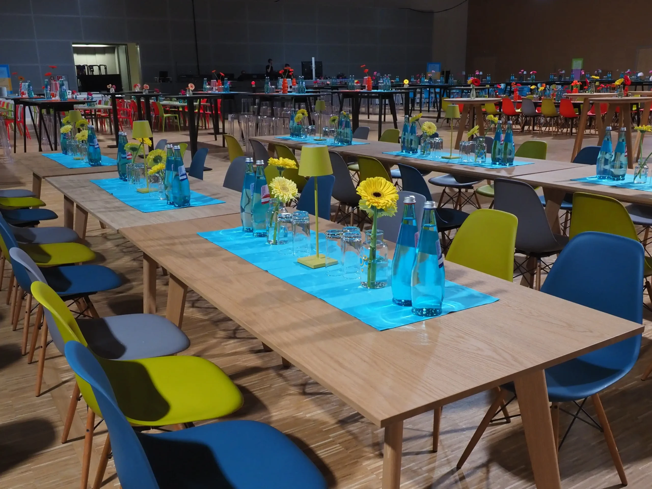 Farbintensiver Ausstellerabend im Saal Panorama der Messe Frankfurt
